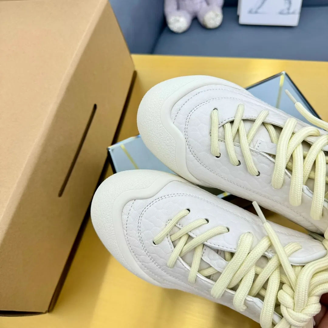 👟👟Ex-factory price 600👟👟 Men's size +10 The latest popular couple model ALEXANDER MCQUEEN/Alexander McQueen 24ss The latest autumn and winter Flexion series retro casual sneakers Original purchase development and production This Flexion Off white tone grain leather low-top sneakers use different sizes of laces and are matched with lightweight segmented soles inspired by anatomy. The reverse skull pattern is embossed on the heel. Fabric: Original customized imported first-layer cowhide. Lining: Customized imported breathable mesh lining. Sole: Original open-molded non-slip TPU material. Size: #Female model 35-40 #Men's model 39-45 (custom-made 45 non-returnable)